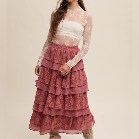 NWT Listicle Kendra Tiered Lace Skirt. Size Medium